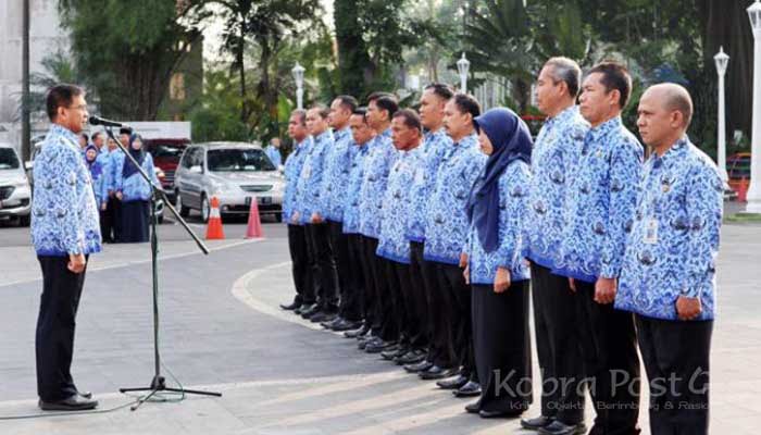 Ade Sarip Hidayat pimpin apel pagi di Plaza Balai Kota Bogor