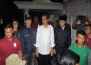 Jokowi Bagi-bagi Sembako Gratis di Malam Takbiran