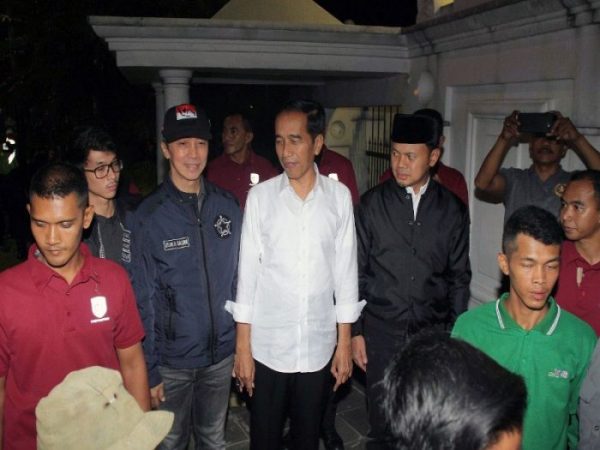 Jokowi Bagi-bagi Sembako Gratis di Malam Takbiran