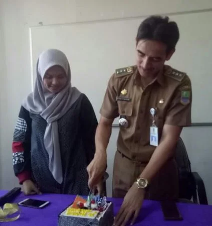 Staf Kecamatan Sukatani Rayakan Ultah Camat