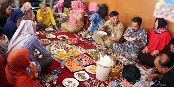 Lurah Bubulak Cucurak Bersama Ibu-ibu GWKP