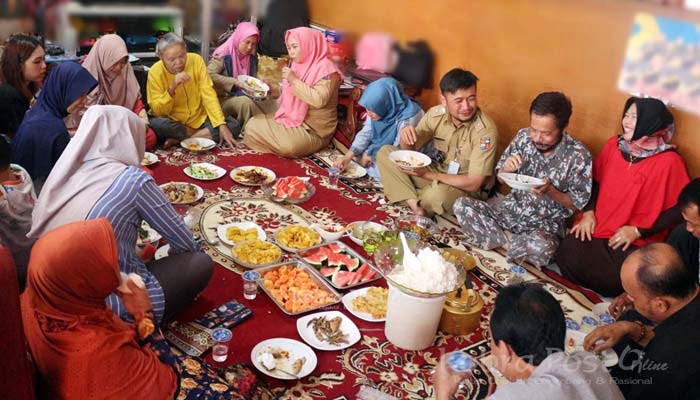Lurah Bubulak Cucurak Bersama Ibu-ibu GWKP