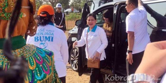 Ibu Negara Iriana Joko Widodo Tinjau Kali Bahagia Bekasi