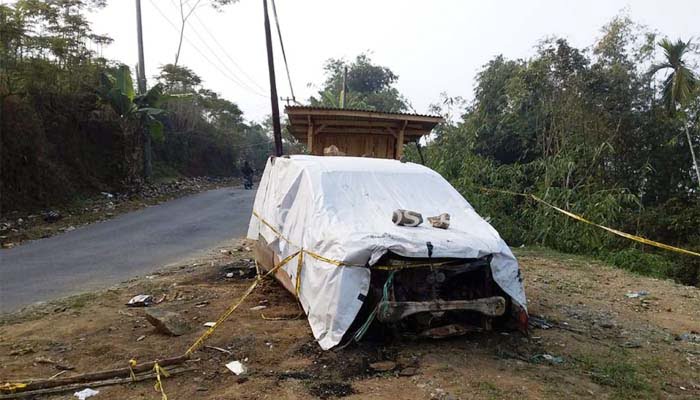 Mobil Bekas Terbakar Resahkan Warga Kampung Bondol Mobil Bekas Terbakar Resahkan Warga Kampung Bondol