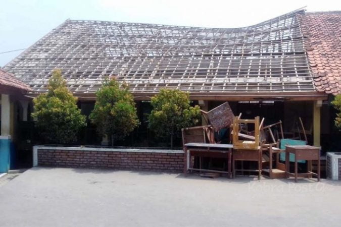 SMPN 1 Leuwisadeng Terancam Ambruk