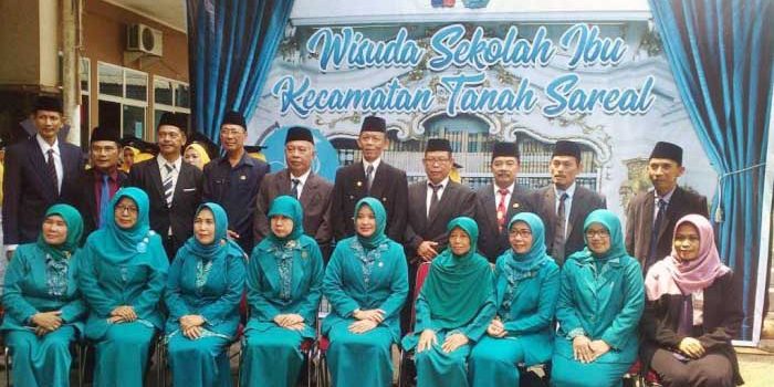 30 Peserta Sekolah Ibu Kelurahan Mekarwangi di Wisuda