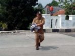 Kades Ciherang Benahi Sampah di Jalan Lingkar Dramaga