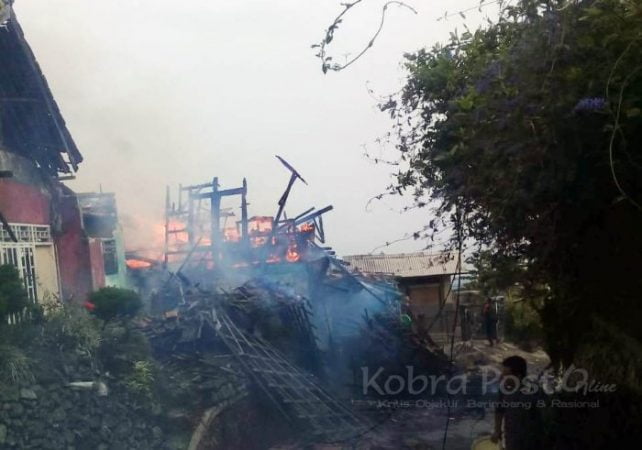 Diduga Akibat Korsleting Listrik, 2 Rumah di Cidahu Terbakar