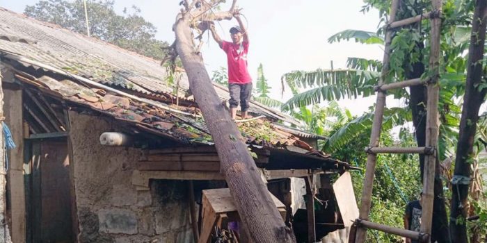 Hujan Angin Rusak 6 Rumah Warga Kencana Kota Bogor