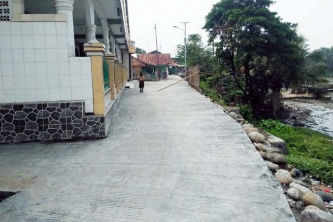 Tingkatkan Perekonomian Desa Sipak Bangun Jalan Desa