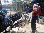 Warga Kampung Cikalong Kabupaten Sukabumi Lakukan Perbaikan Jalan