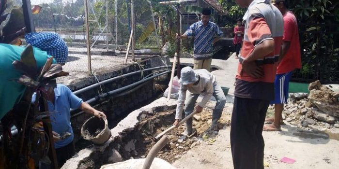 Warga Kampung Cikalong Kabupaten Sukabumi Lakukan Perbaikan Jalan