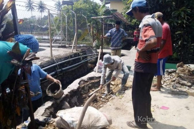 Warga Kampung Cikalong Kabupaten Sukabumi Lakukan Perbaikan Jalan