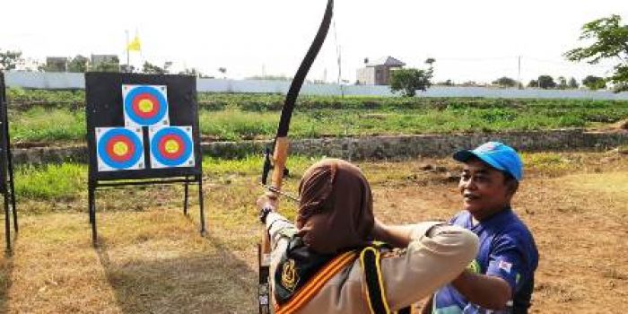 Berlatih Konsentrasi, Penggalang Pramuka Belajar Memanah