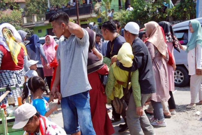 warga pingsan pilkades bantarkaret