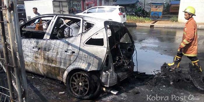 Mobil Terbakar di Jalan Raya Sholeh Iskandar