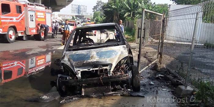 Mobil Terbakar di Jalan Raya Sholeh Iskandar