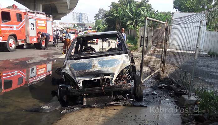 Mobil Terbakar di Jalan Raya Sholeh Iskandar