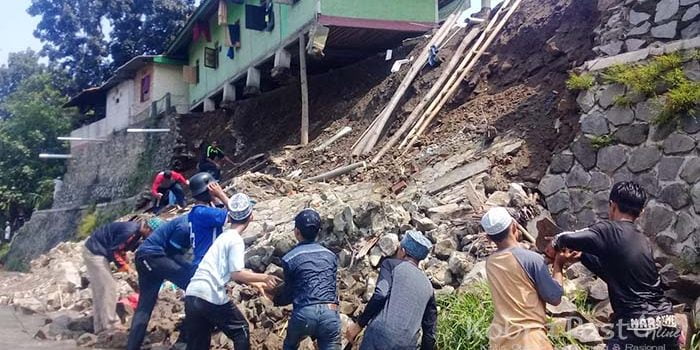 TPT Bantaran Kali Cidurian Longsor, Pesantren Al-Dasa Hampir Roboh