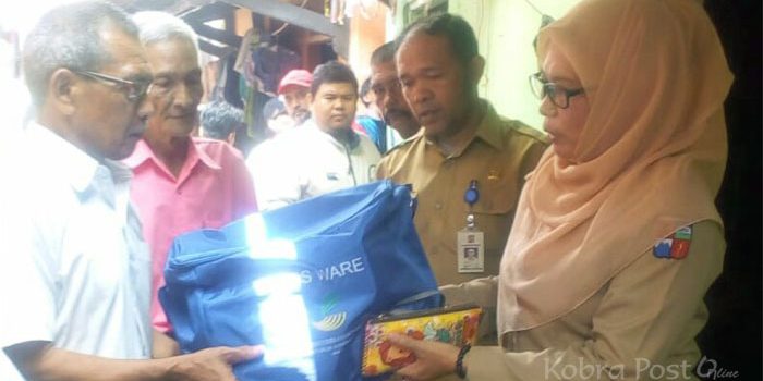 Kepala Dinas Sosial Kota Bogor Anggraini Iswara serahkan bantuan tanggap darurat