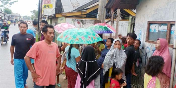 Demo Warga Perusahaan Tak Berizin