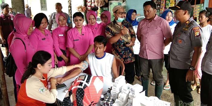 Peduli Banjir, Polsek Tarumajaya Berikan Pengobatan Gratis