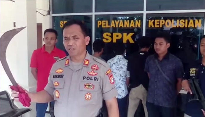 Kapolsek Sukatani menunjukan barang bukti