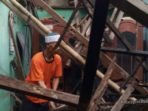 Kades Parakan Ciomas Tinjau Rumah Warga yang Roboh
