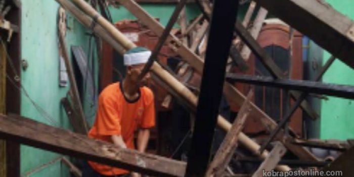 Kades Parakan Ciomas Tinjau Rumah Warga yang Roboh