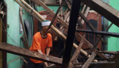Kades Parakan Ciomas Tinjau Rumah Warga yang Roboh