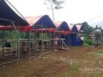 Warga Kampung Cikesal Sukajaya Gotong Royong Bangun Huntara Warga Kampung Cikesal Sukajaya Gotong Royong Bangun Huntara