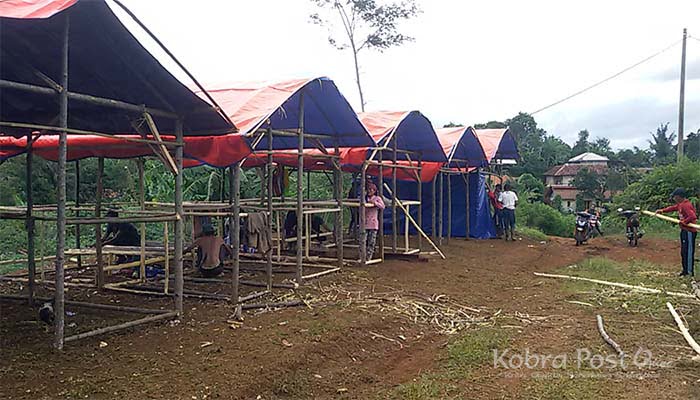 Warga Kampung Cikesal Sukajaya Gotong Royong Bangun Huntara