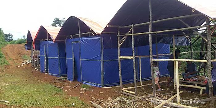 Warga Kampung Cikesal Sukajaya Gotong Royong Bangun Huntara