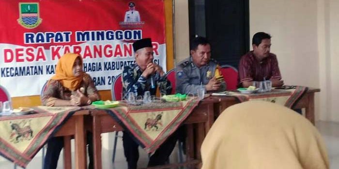 Rapat Minggon Desa Karang Anyar Bahas Sensus Penduduk 2020