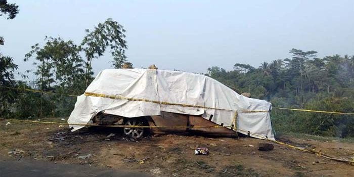 Mobil Bekas Terbakar Resahkan Warga Kampung Bondol Mobil Bekas Terbakar Resahkan Warga Kampung Bondol