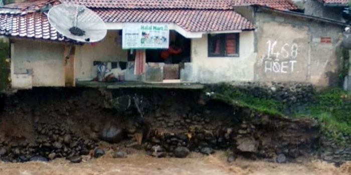 Sungai Ciliwung Meluap, Tebing di Lebak Pilar Sempur Longsor