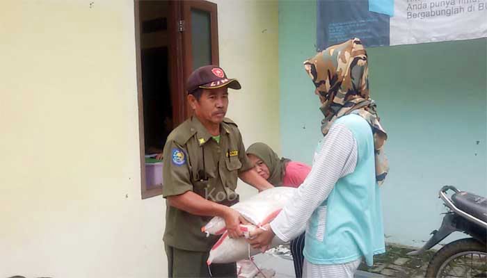 Desa Batutulis Nanggung Bagikan Sembako Kepada 568 Warga