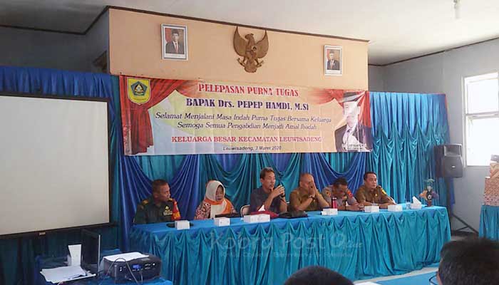 Isak Tangis Pecah di Pelepasan Purna Tugas Camat Leuwisadeng
