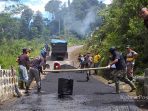 Realisasikan DD, Pemdes Bantarkaret Nanggung Hotmix Jalan Desa