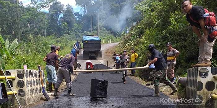 Realisasikan DD, Pemdes Bantarkaret Nanggung Hotmix Jalan Desa