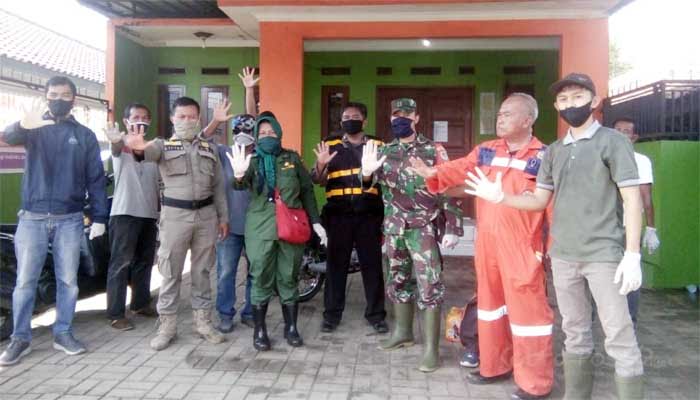 Semprot Disinfektan, Pemdes Kalong 1 Gunakan Mobil Damkar Kalong