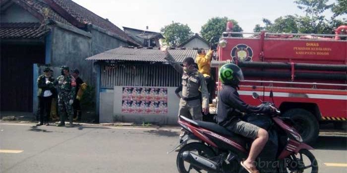 Semprot Disinfektan, Pemdes Kalong 1 Gunakan Mobil Damkar