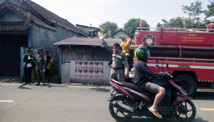 Semprot Disinfektan, Pemdes Kalong 1 Gunakan Mobil Damkar Semprot Disinfektan