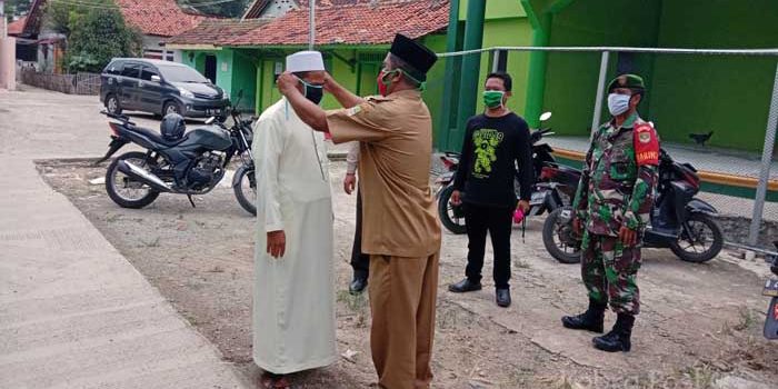 Ini Cara Pemdes Suka Asih Bekasi Bagikan Masker Gratis