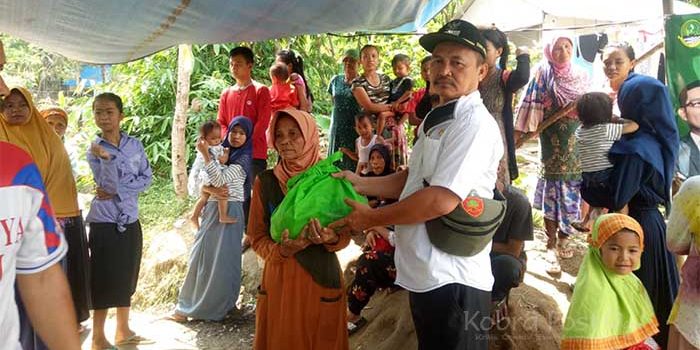Kades Sukaraksa Bagikan Sembako Bagi Warga Huntara