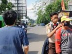 Sopir Angkot Dibagi Masker dan di Cek Suhu Tubuh