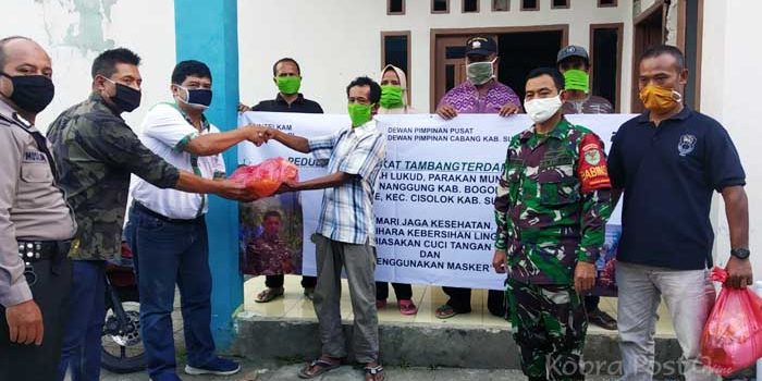 Baintelkam Polri Bagikan Bansos di Desa Parakan Muncang Nanggung