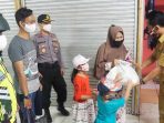 Sembako Gratis Untuk Masyarakat yang mengenakan Masker