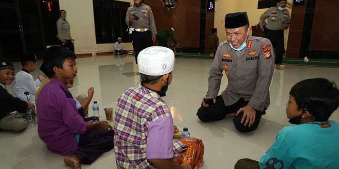 Kapolres Metro Bekasi Salurkan Santunan Kepada Santri