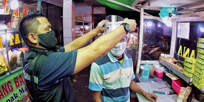 Satpol PP dan Lurah Panaragan Bagikan Face Shield